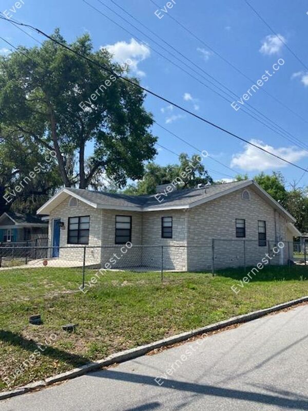 Foto del edificio - 7218 N Highland Ave