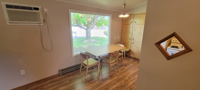 Dining - 606 S 8th Ave