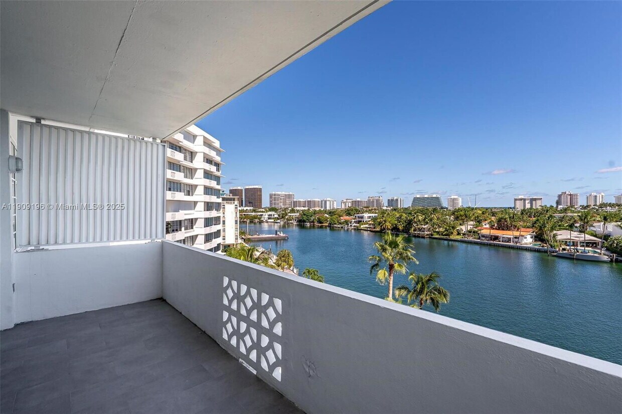 Foto principal - 9101 E Bay Harbor Dr