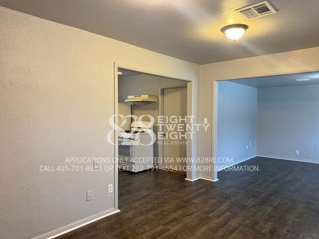 Building Photo - AVAILABLE NOW! Cute 2 Bed/1 Bath Single Fa...
