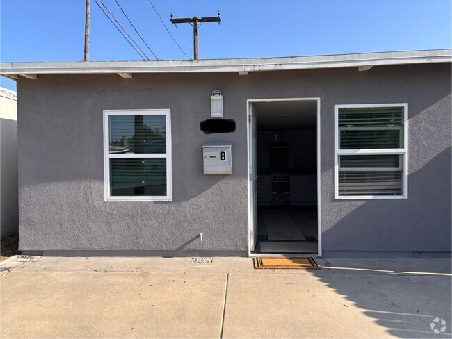 Building Photo - 902 S Agate St