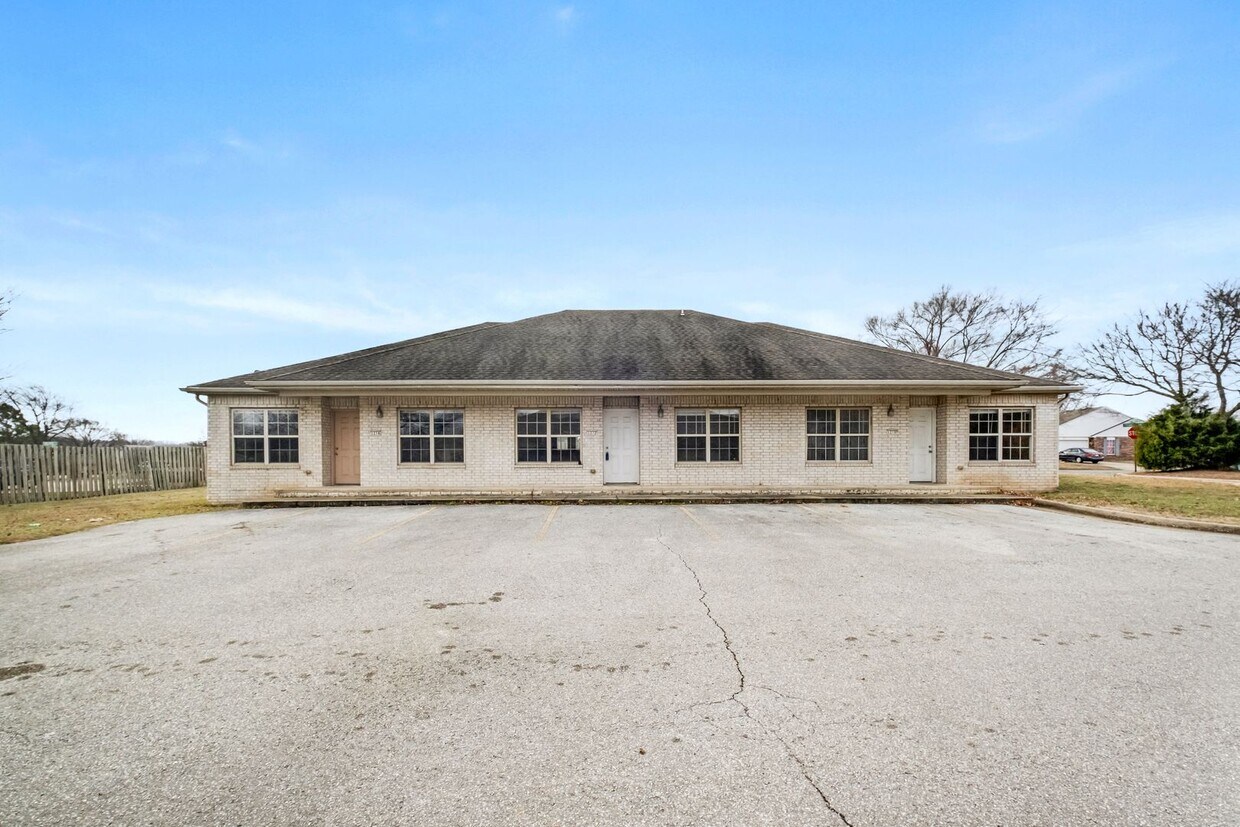 Primary Photo - 1270 N Trinity Dr
