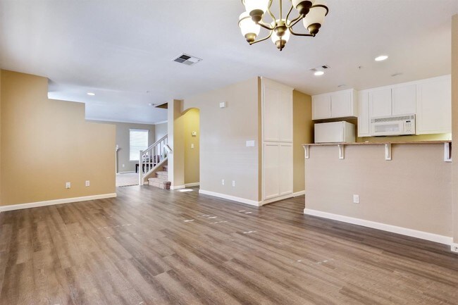 Building Photo - 742 Breezewood Ct