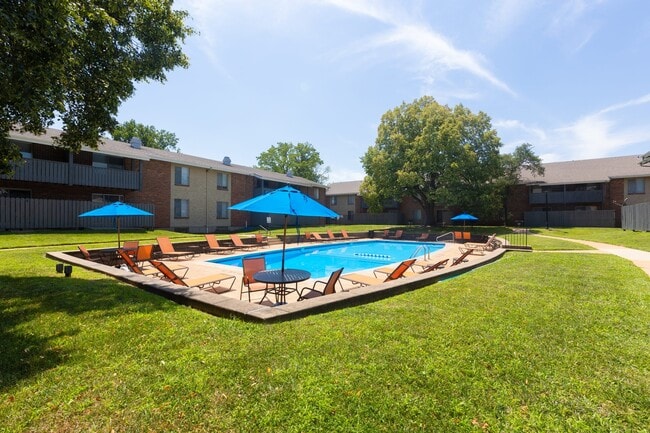 Building Photo - Waterford Square