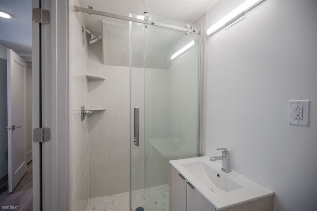 Foto del edificio - 3 br, 2 bath 4plex - 3213 HAVERFORD AVE Un...