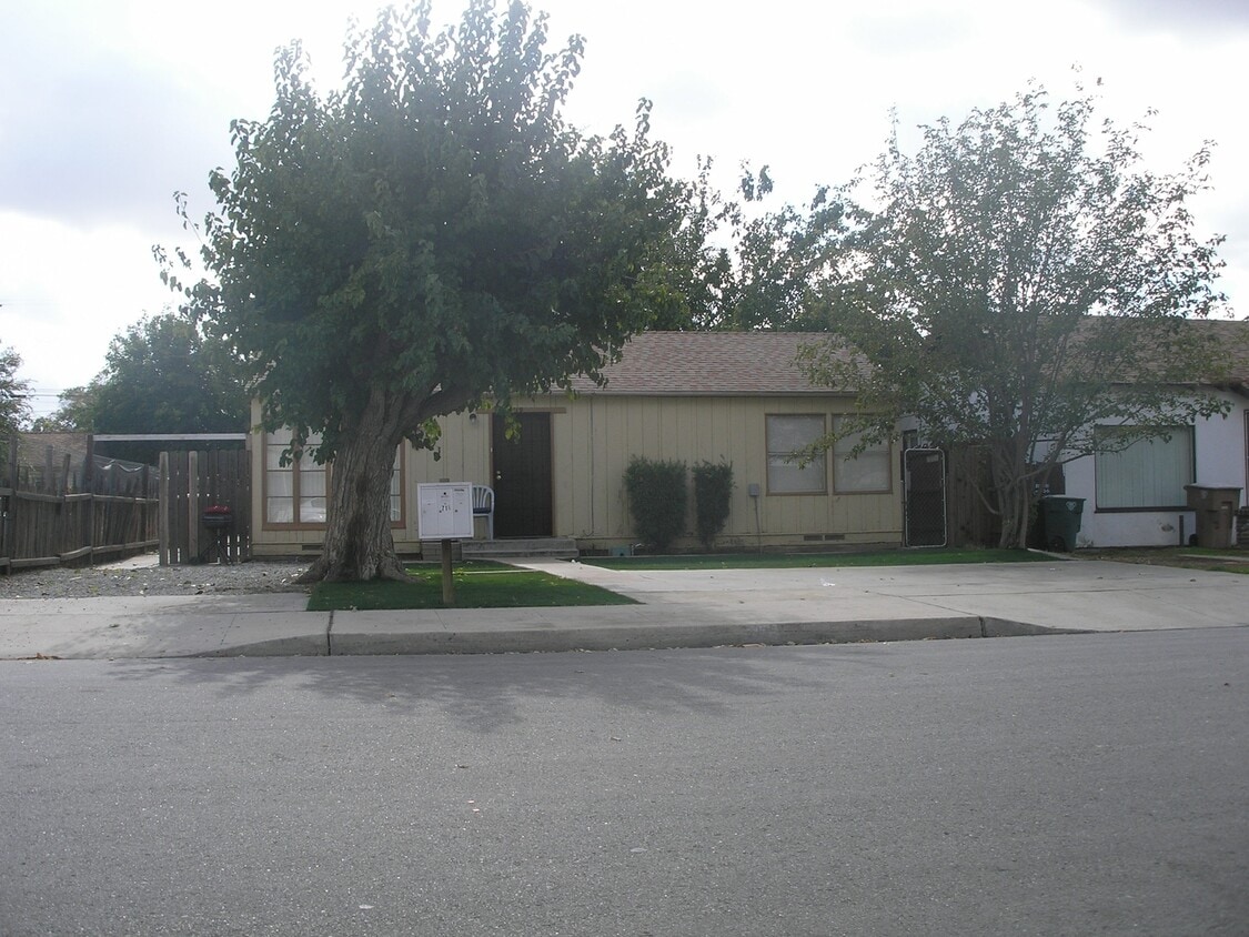 717719 31st St Unit 719, Bakersfield, CA 93301 Room for Rent in