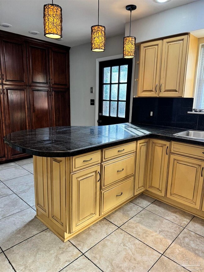 Building Photo - 117 S Sunset Blvd