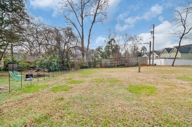 Foto del edificio - Gorgeous 2BR/1BA Duplex near Selwyn and Park Rd Hotspots!