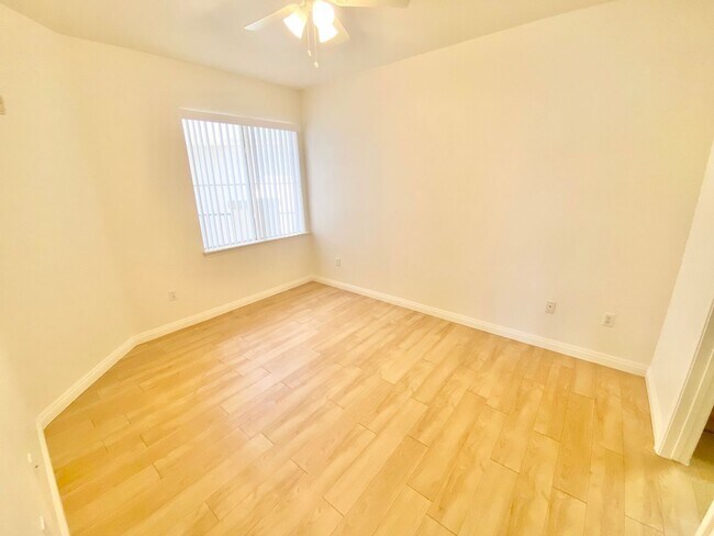 Building Photo - STUNNING 2 BEDROOM 2 FULL BATHROOMS 3RD FL...