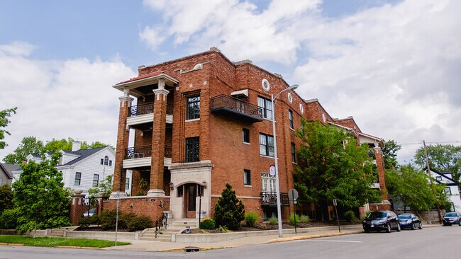 Building Photo - 832 SE Riverside Dr