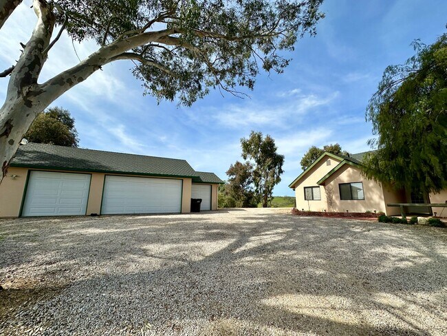 Foto del edificio - Beautiful 4 Bedroom 3 Bathroom Hilltop Hom...