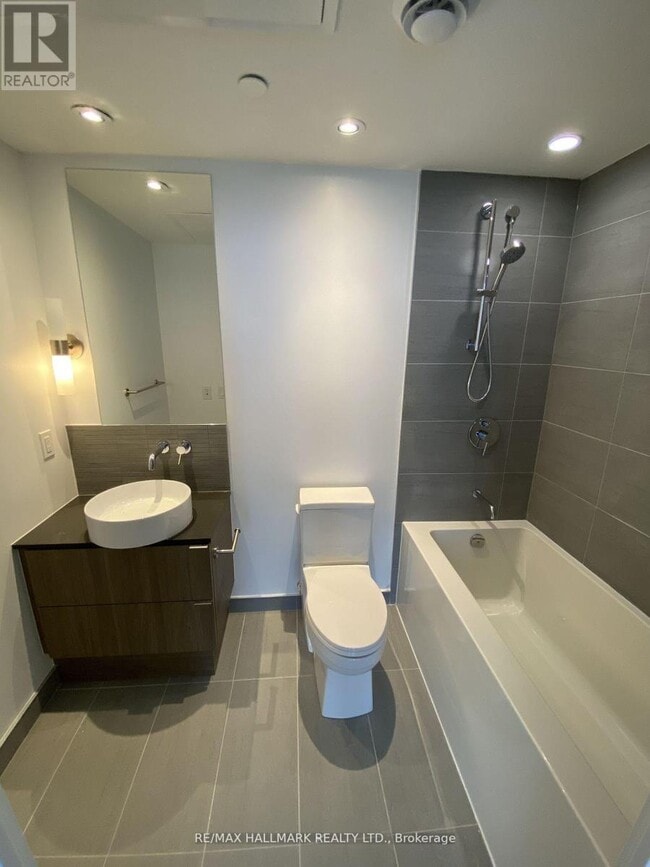 Building Photo - 161 Roehampton Ave