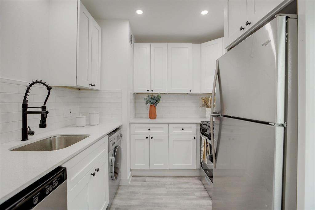 Primary Photo - 1200 E 52nd St