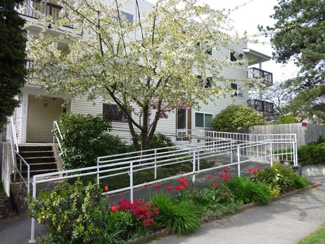 Primary Photo - 1215 N 90th St