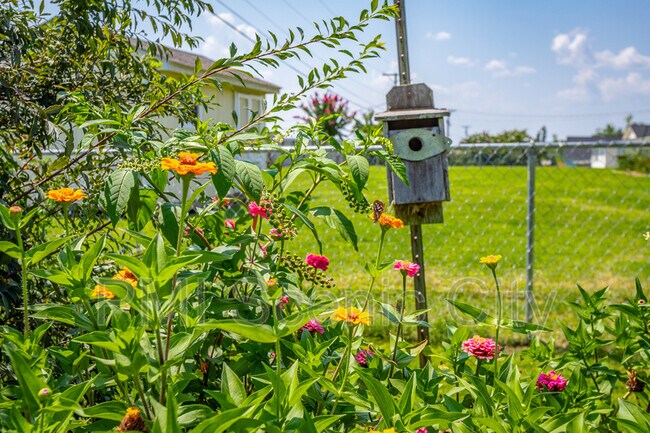 Foto del edificio - 8140 Holly Crest Dr