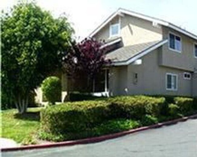 Building Photo - Welcome home to this 2 story end unit 3 bedroom 2 bath located in the heart of Irvine