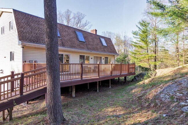 Building Photo - 325 Round Lake Rd