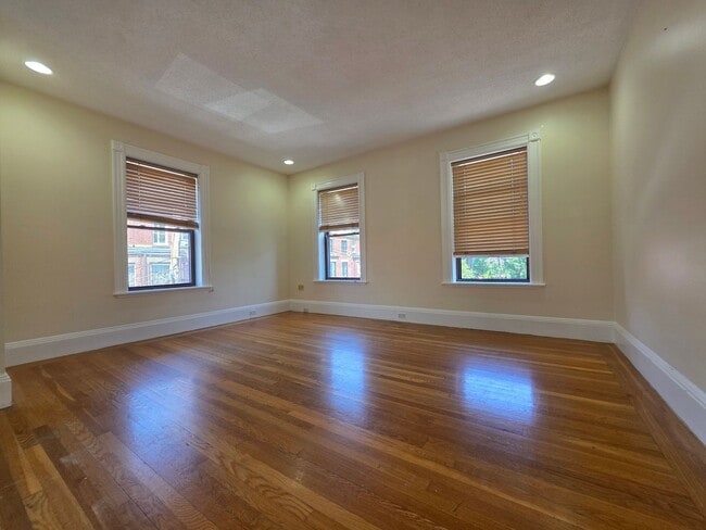 Foto del edificio - No Brokers Fee, Central Heat/AC, Garage Pa...