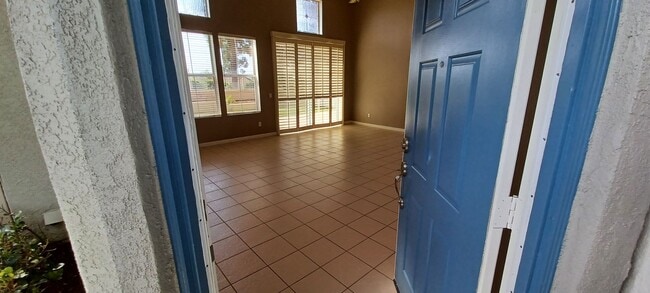 Building Photo - Bright And Airy End Unit In Gated Sanderling Community