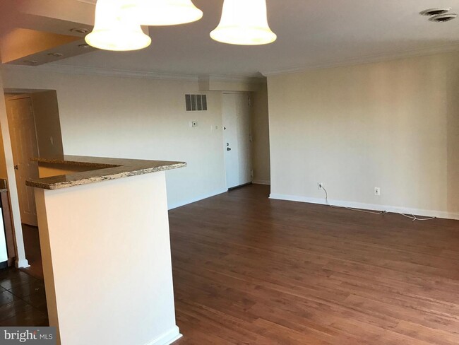 Building Photo - 2624 Redcoat Dr
