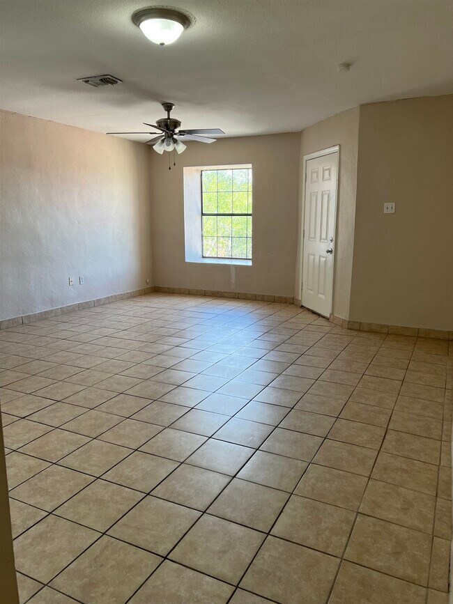 Building Photo - 3319 Mier St