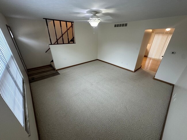 Building Photo - SPACIOUS TOWNHOME IN WILLOW TERRACE