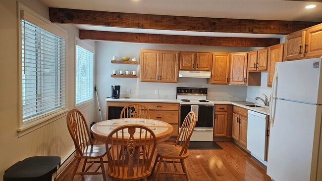 Building Photo - 1330 Lake St