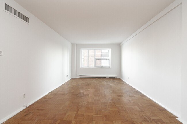 Photo du bâtiment - 49 St Clair Ave W