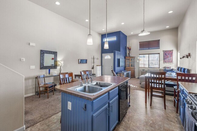 Foto del edificio - Charming 4-Bedroom, 3-Bath Home in East Loveland