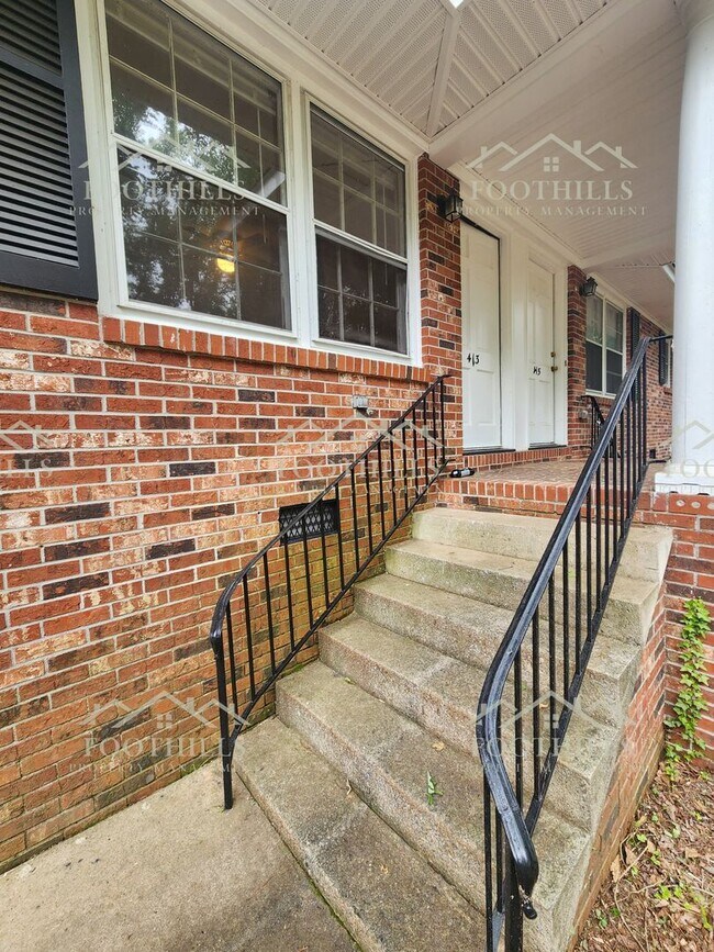 Building Photo - Charming 2-Bed Duplex with Hardwood Floors...