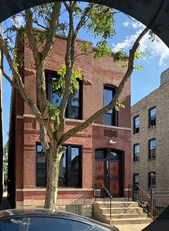 Building Photo - 1319 W Erie St