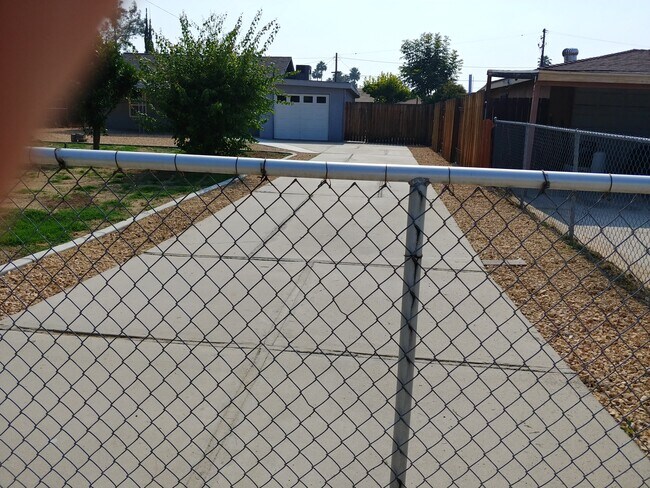 Foto del edificio - 10642 Coloma St