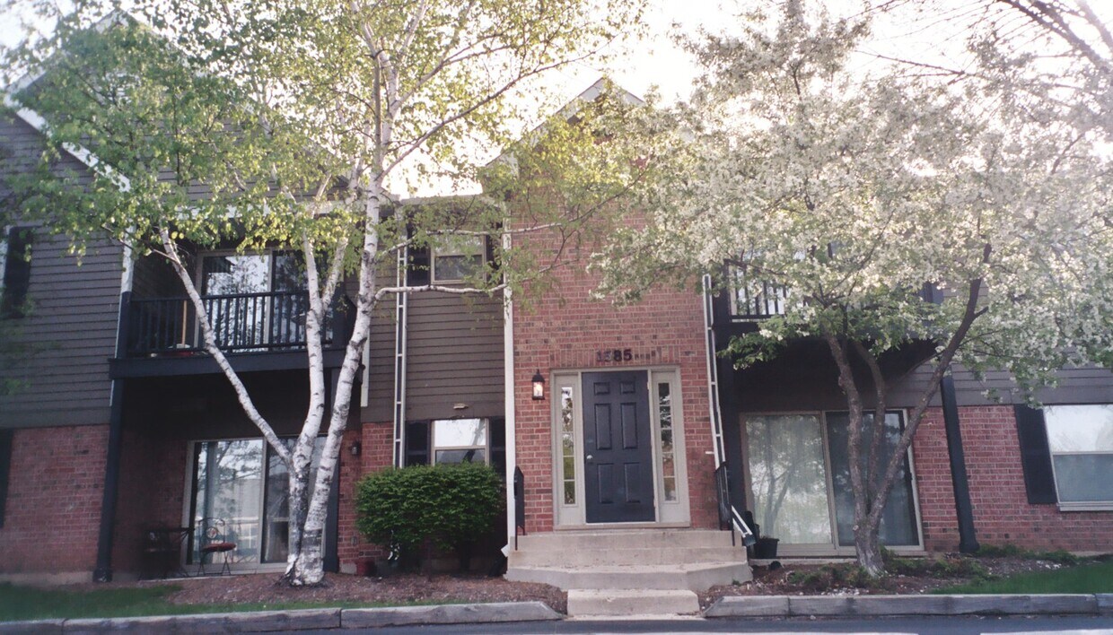 Building Exterior - 1550 Raymond Dr