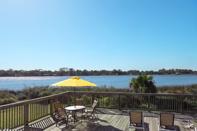 Vista al río con piscina - Island Pointe