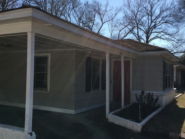 Building Photo - Updated 3 bedroom home with large fenced i...