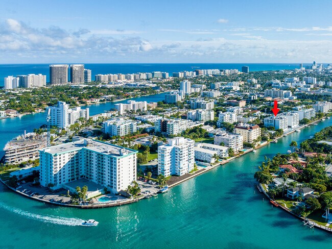 Foto del edificio - 10000 W Bay Harbor Dr