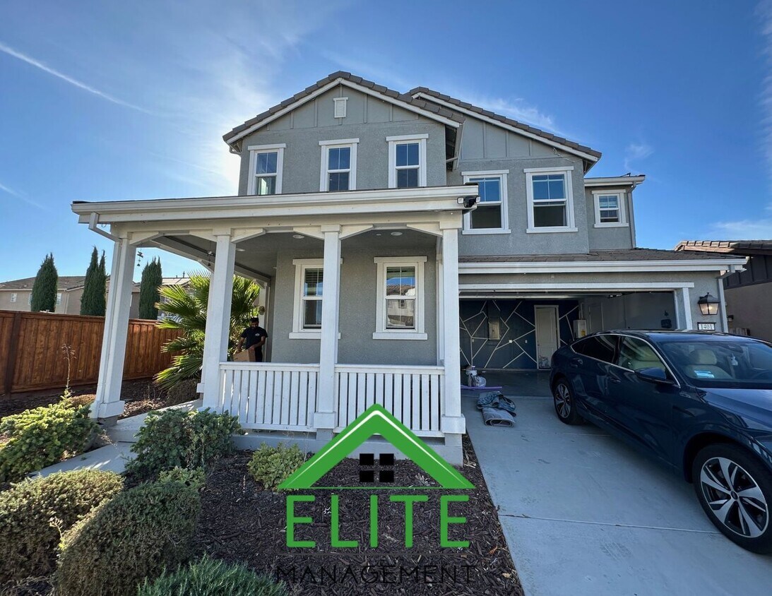 Foto principal - Beautiful 3-Bedroom Home in Desirable Trac...