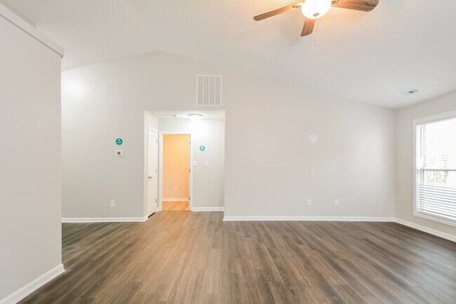 Foto del edificio - 401 Three Meadows Rd
