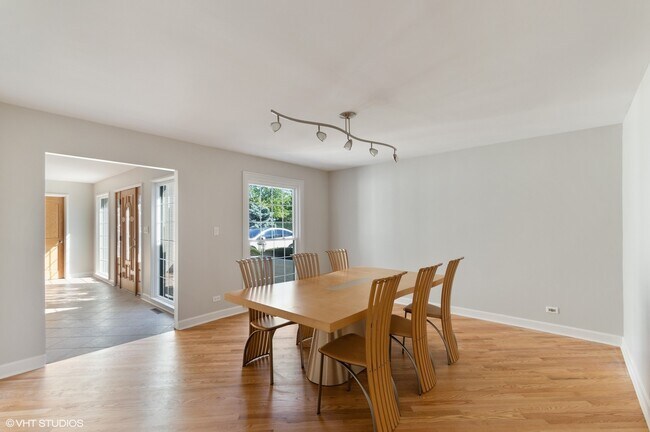 Building Photo - 2230 White Oak Dr
