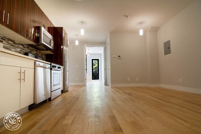 Building Photo - 1042 Putnam Ave