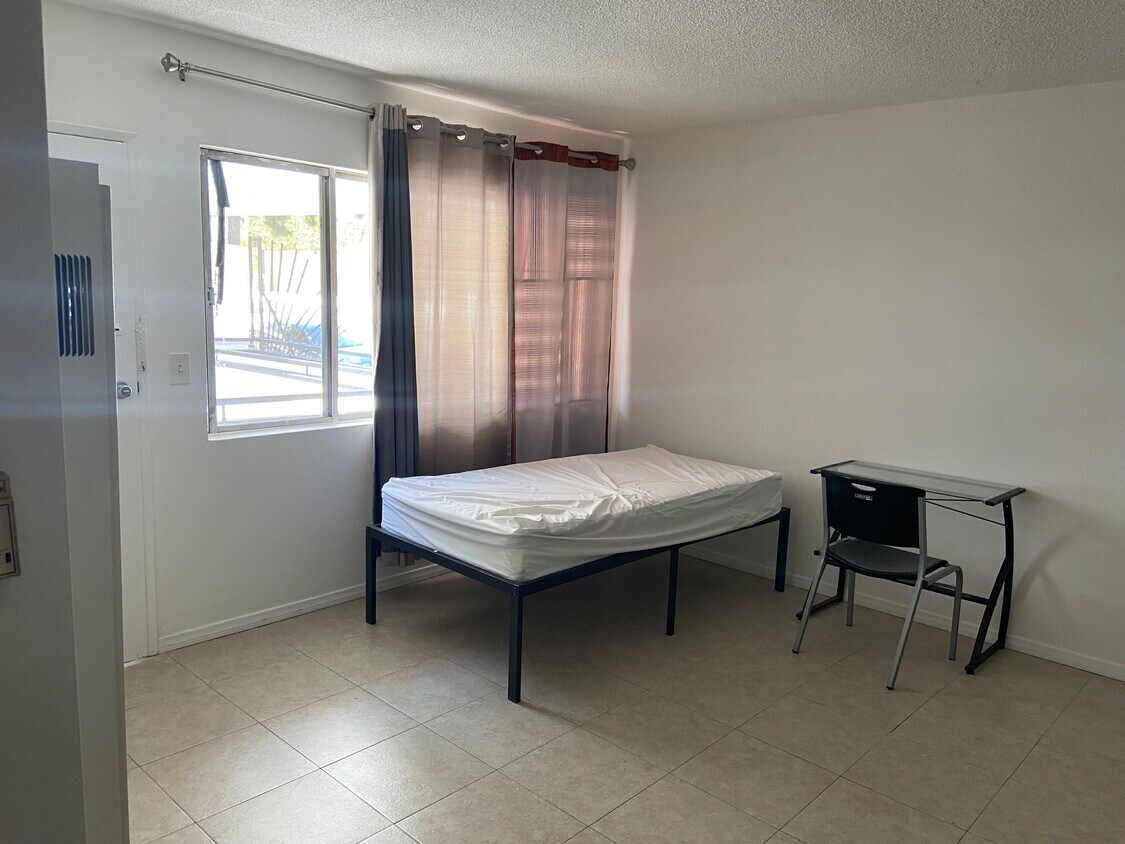 Foto del edificio - 10944 Strathmore Dr