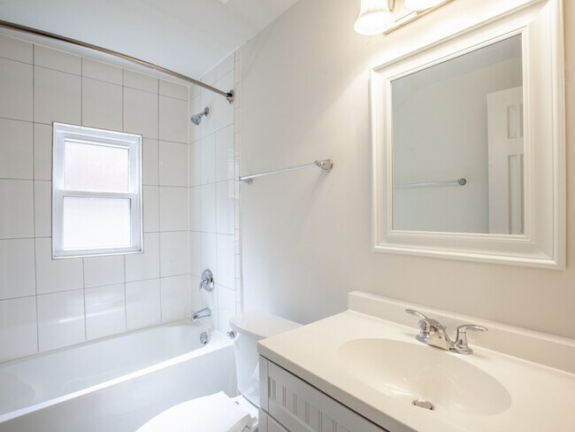 Baño nuevo y luminoso con cristal opaco en la ventana para mayor privacidad. - 612 Rock Creek Road