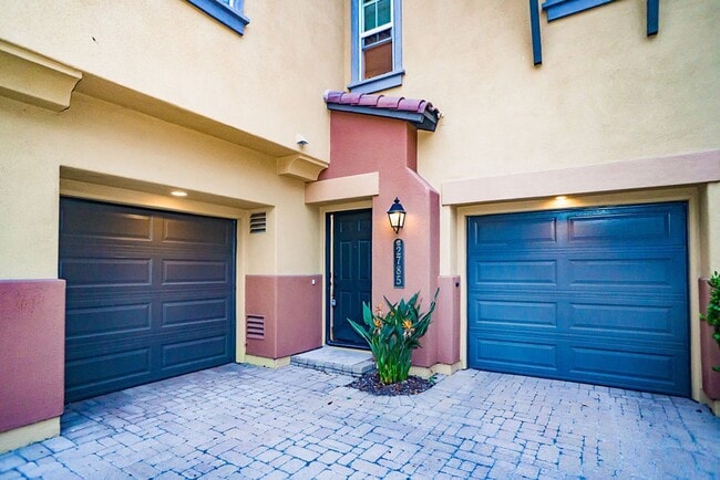 Building Photo - Beautiful townhome in Mission Valley!  Ava...
