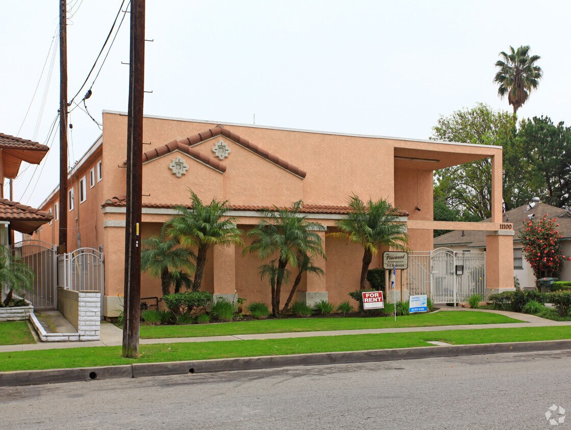 Primary Photo - Pine Crest Apartments