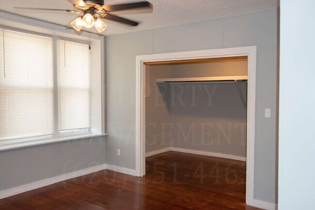Building Photo - Charming 2-Bedroom Home