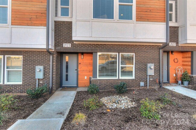 Building Photo - 2123 Isom St