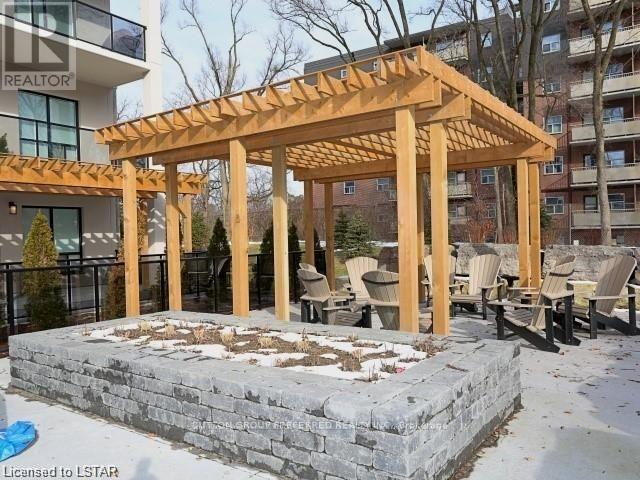 Photo du bâtiment - 1200 Commissioners Rd W