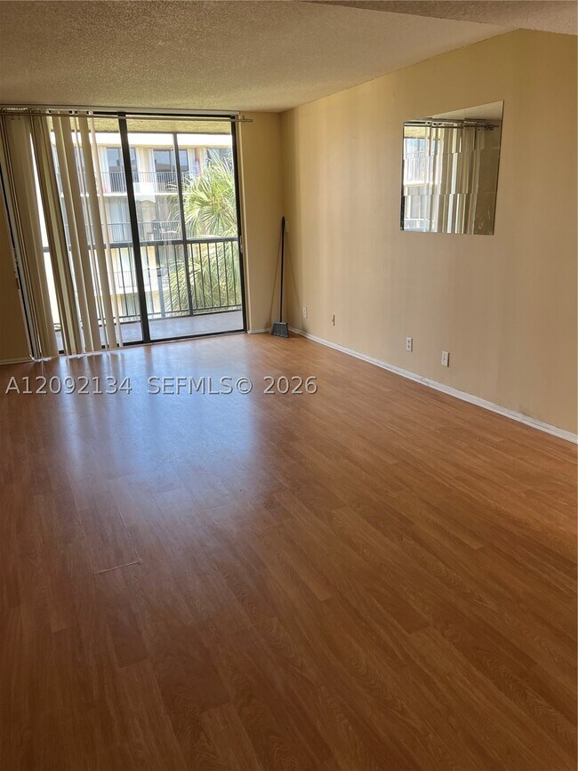 Foto del edificio - 3500 Blue Lake Dr