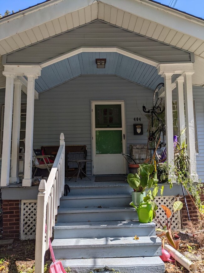 Building Photo - Charming 2-Bedroom House with Front Porch ...