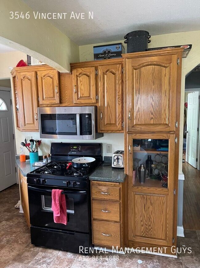 Foto del edificio - Huge home with good sized bedrooms located...